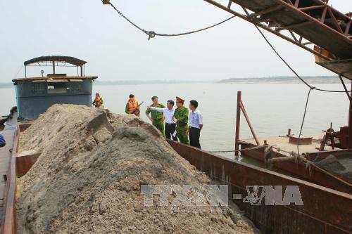 Cuộc chiến chống 'cát tặc' chưa hết nóng